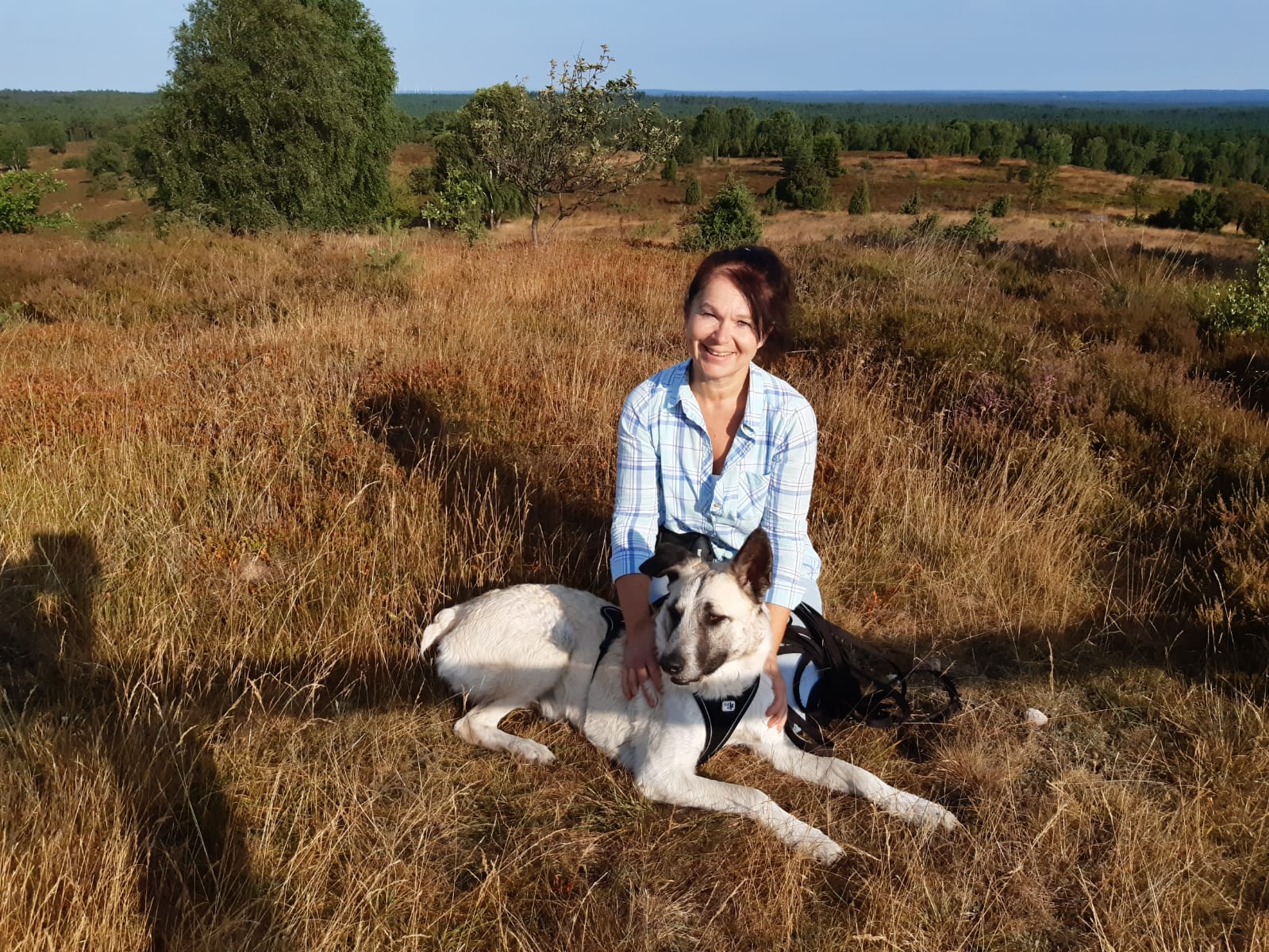 Katja Pumm mit ihrem Hund Teddy auf dem Wilseder Berg in der Lüneburger Heide